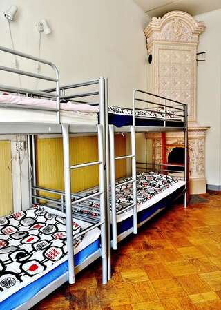 Фото номер Hostel Diana Park Односпальная кровать в общем номере с 5 кроватями для мужчин и женщин