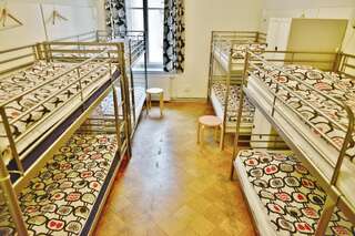 Фото номер Hostel Diana Park Односпальная кровать в 8-местном общем номере для гостей обоего пола
