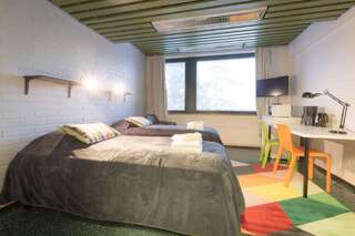 Хостелы Forenom Hostel Espoo Otaniemi Эспоо Двухместный номер с 2 отдельными кроватями и общей ванной комнатой-2