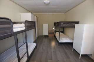 Гостевой дом Hotel Aakenus Economy Apartments Peura Рованиеми Кровать в общем 6-местном номере для мужчин и женщин-6