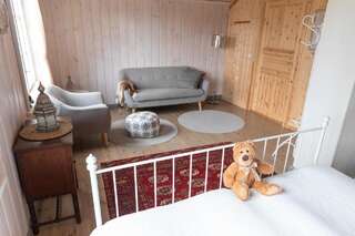 Отели типа «постель и завтрак» Kolin Keidas Колинкюла Family Room with Shared Bathroom, upstairs-3
