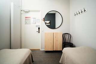 Фото номер The Yard Hostel Двухместный номер с 2 отдельными кроватями и общей ванной комнатой, без окон