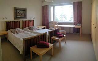 Отель Club House Hotelli Kaipolan Ranta Йямся Двухместный номер с 2 отдельными кроватями и видом на озеро-3
