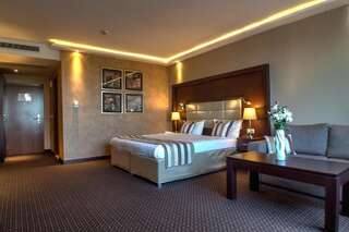 Фото номер Hotel Imperial Plovdiv Двухместный номер Делюкс с 1 кроватью и бесплатной парковкой — Для одноместного размещения