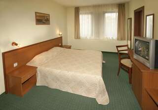 Фото номер Dionis Hotel Стандартный двухместный номер с 1 кроватью или 2 отдельными кроватями