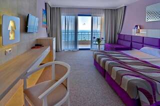 Фото номер Grifid Arabella Hotel - Ultra All inclusive Двухместный номер Делюкс с 1 кроватью и боковым видом на море