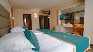 Фото номер Havana Hotel Casino & SPA - All Inclusive Двухместный номер с 1 двуспальной или 2 отдельными кроватями, дополнительной кроватью и видом на парк (для 3 взрослых)