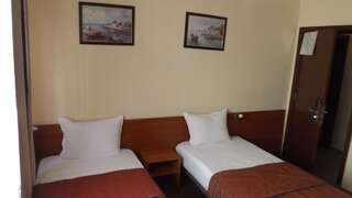 Фото номер Hotel Palitra Двухместный номер с 2 отдельными кроватями