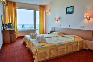 Фото номер Vezhen Hotel - Free Parking Двухместный номер с 2 отдельными кроватями и видом на море