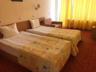 Фото номер Vezhen Hotel - Free Parking Двухместный номер с 2 отдельными кроватями + дополнительной кроватью (3 взрослых)