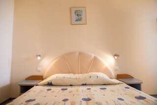 Фото номер Hotel Perla Стандартный двухместный номер с 1 кроватью или 2 отдельными кроватями и балконом (для 2 взрослых и 1 ребенка)