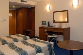 Отель Отель Луксор Бургас Двухместный номер с 1 кроватью или 2 отдельными кроватями-3