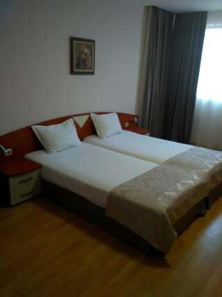 Фото номер Отель Филипополис Двухместный номер с 1 кроватью или 2 отдельными кроватями