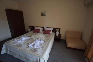 Фото номер Kandrovi Hotel Двухместный номер с 1 кроватью и дополнительной кроватью (для 2 взрослых и 1 ребенка до 13 лет)