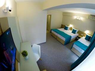 Фото номер Hotel Lotos Двухместный номер Делюкс с 1 кроватью и балконом (для 2 взрослых и 1 ребенка)