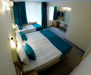 Фото номер Hotel Lotos Двухместный номер Делюкс с 1 кроватью и балконом (для 2 взрослых и 1 ребенка)