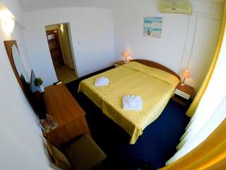 Фото номер Hotel Lotos Двухместный номер с 1 кроватью или 2 отдельными кроватями и балконом