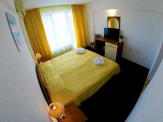 Фото номер Hotel Lotos Двухместный номер с 1 кроватью или 2 отдельными кроватями и балконом