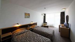 Фото номер Hotel Shipka Двухместный номер с 1 кроватью или 2 отдельными кроватями и балконом (для 2 взрослых)