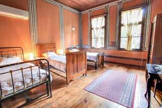 Фото номер Guest House Old Plovdiv Трехместный номер с общей ванной комнатой