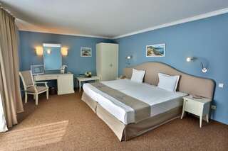 Фото номер Sofia Hotel - All Inclusive Двухместный номер с 1 кроватью или 2 отдельными кроватями и балконом (для 2 взрослых и 1 ребенка) - Вид на море