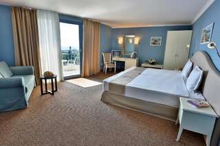 Фото номер Sofia Hotel - All Inclusive Двухместный номер с 1 кроватью или 2 отдельными кроватями и балконом (для 2 взрослых и 2 детей) - Вид на море