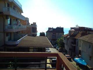 Фото номер Summer SZ Guest House Трехместный номер с балконом и видом на море — мансарда