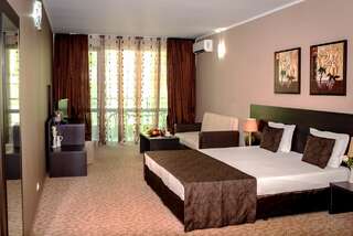 Отель Central Plaza Hotel Поморие Двухместный номер с 1 кроватью или 2 отдельными кроватями и балконом-7