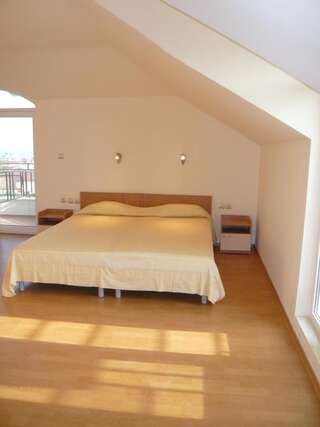Фото номер Guest House Kiwi Двухместный номер с 1 кроватью и балконом