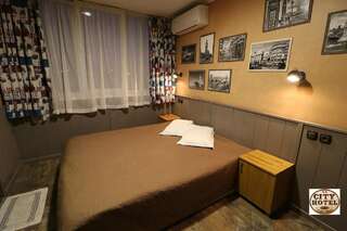 Отель City Hotel Велико-Тырново Двухместный номер с 1 кроватью или 2 отдельными кроватями-2