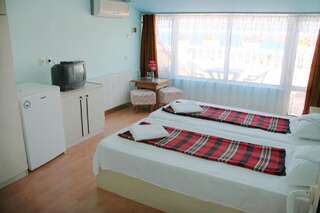 Фото номер Hotel Bobchev Двухместный номер с 2 отдельными кроватями