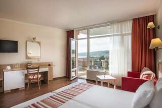 Фото номер Hotel Miramar - Half Board Двухместный номер с 2 отдельными кроватями и балконом