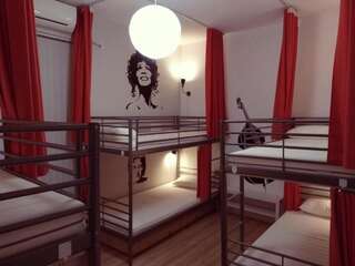 Хостелы Pijama Hostel Пловдив Спальное место на двухъярусной кровати в общем номере для мужчин и женщин-5