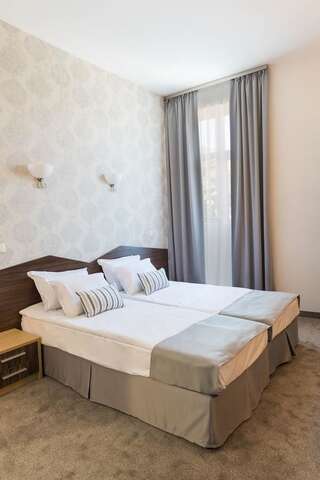 Отель Hotel Central Русе Двухместный номер с 2 отдельными кроватями и ванной комнатой-6