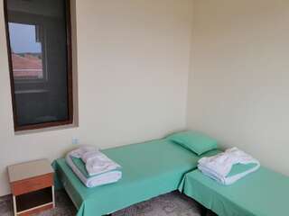 Фото номер Къща за гости Диана ДИК Двухместный номер с 2 отдельными кроватями