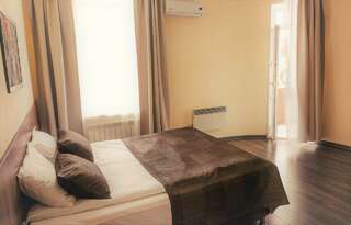 Фото номер Гостиница Аристоль Люкс с балконом,с 1 двуспальной/2 односпальными анатомической кроватью