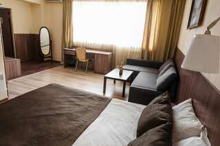 Фото номер Гостиница Аристоль Бизнес класс с 1 двуспальной кроватью и диваном