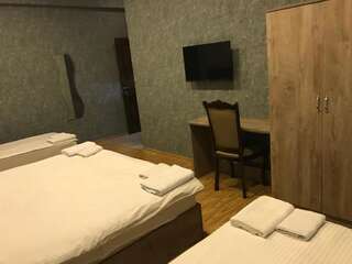 Отели типа «постель и завтрак» Kamar Hotel Ijevan Иджеван Четырехместный номер Делюкс-7