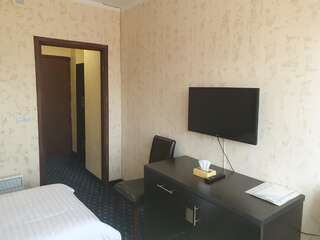 Фото номер Kirovakan Hotel Стандартный двухместный номер с 2 отдельными кроватями и балконом