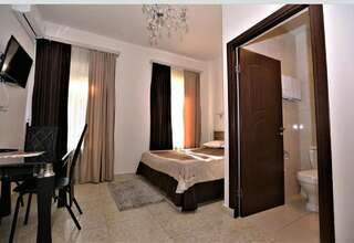 Отель Comfort House Hotel and Tours Ереван Двухместный номер с 1 кроватью и собственной ванной комнатой-1