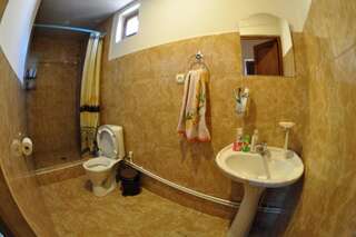 Загородные дома Saro B&B and Safari Tours Татев Просторный двухместный номер с собственной ванной комнатой-5