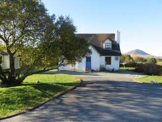 Дома для отпуска Letterfrack Farm Cottage in village on a farm beside Connemara National Park Леттерфрак