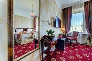 Гостиница Золотой треугольник Санкт-Петербург Двухместный номер Делюкс с 1 кроватью или 2 отдельными кроватями-3