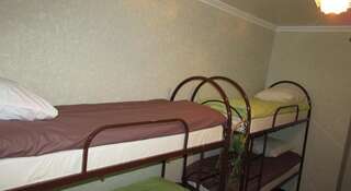 Фото номер Hostel Izumrudnyy Кровать в общем номере для мужчин и женщин с 8 кроватями