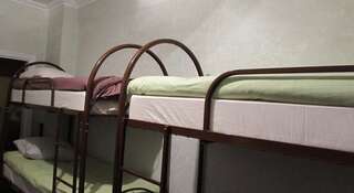 Фото номер Hostel Izumrudnyy Кровать в общем номере для мужчин и женщин с 8 кроватями