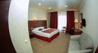 Фото номер Grand Hotel &Spa Maykop Двухместный номер Делюкс с 1 кроватью + дополнительная кровать