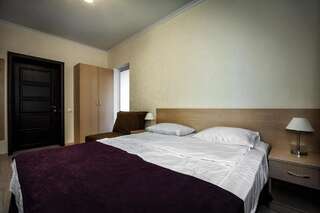 Фото номер Эльпида Бутик-отель Просторный двухместный номер с 2 отдельными кроватями