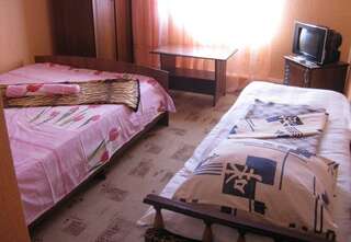 Гостиница У Олеси Лоо  Бюджетный двухместный номер с 2 отдельными кроватями-6