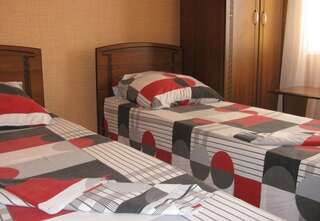 Гостиница У Олеси Лоо  Бюджетный двухместный номер с 2 отдельными кроватями-7
