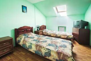 Фото номер Ял Односпальная кровать в общем номере с 2 кроватями